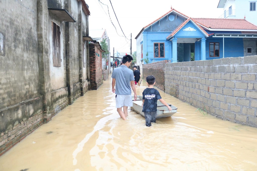 Chiều ngày 26/8, đường giao thông và nhiều hộ dân của thôn Đồng Dâu bị ngập