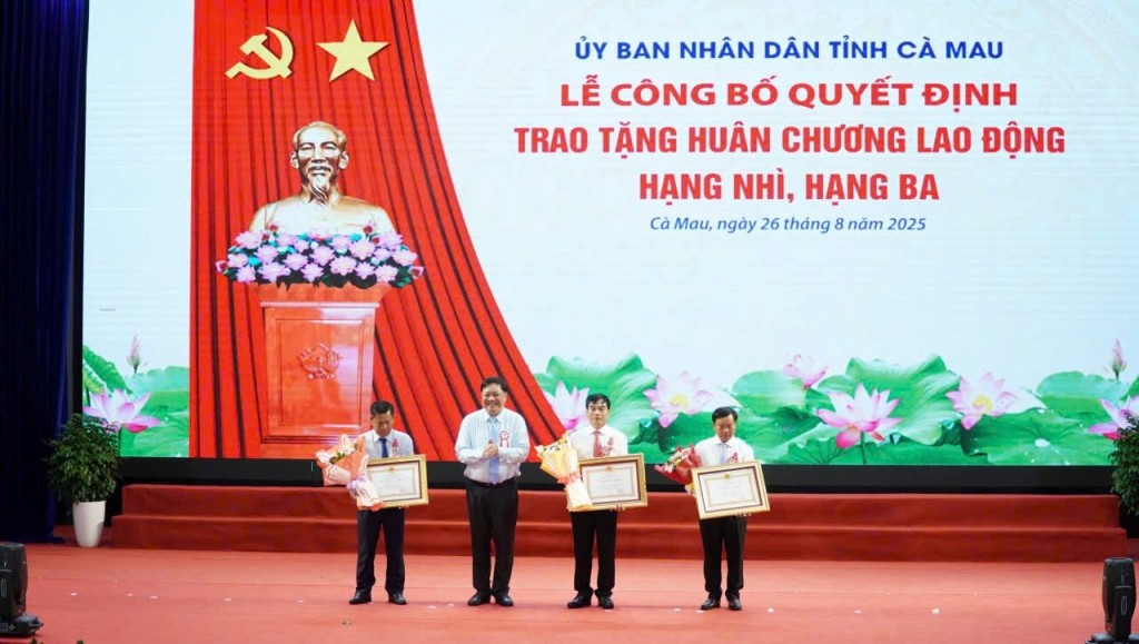 Lãnh đạo tỉnh Cà Mau trao tặng các Huy hiệu Đảng, khen thưởng cấp Nhà nước và Bằng khen của Thủ tướng Chính phủ cho các tập thể và cá nhân tại buổi lễ