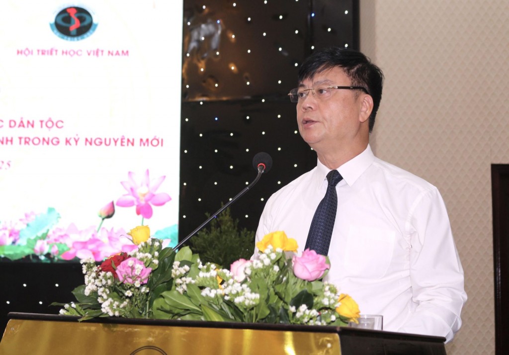 GS.TS Phạm Văn Đức, Phó Chủ tịch Thường trực Hội Triết học Việt Nam phát biểu đề dẫn 