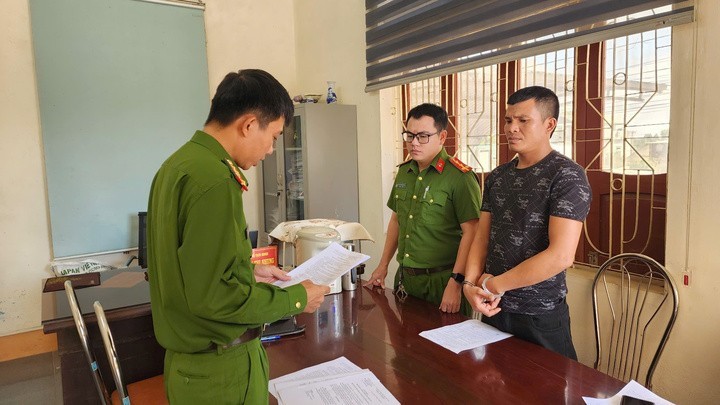 Nguyễn Văn Hùng tại cơ quan Công an (Ảnh: CA)