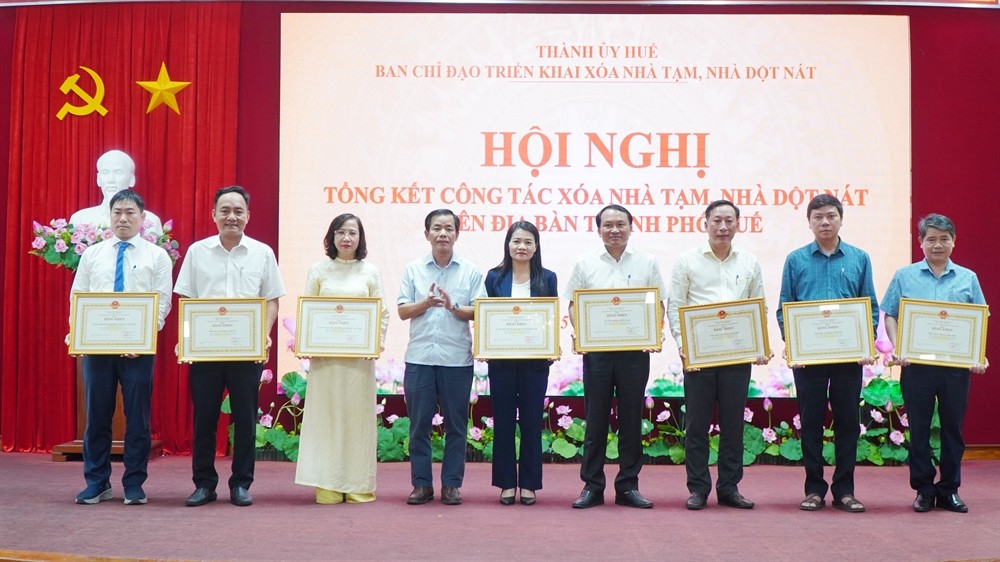 Chủ tịch UBND thành phố Huế Nguyễn Văn Phương trao bằng khen cho các tập thể có thành tích xuất sắc phong trào thi đua “Chung tay xoá nhà tạm, nhà dột nát năm 2025”