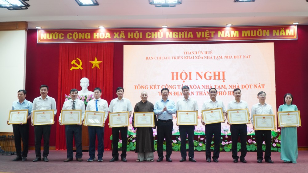 Phó Chủ tịch Thường trực UBND thành phố Huế Nguyễn Thanh Bình trao bằng khen cho các cá nhân có thành tích xuất sắc trong phong trào thi đua “Chung tay xoá nhà tạm, nhà dột nát năm 2025”
