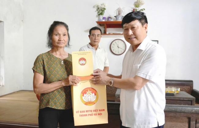 Phó Chủ tịch Ủy ban MTTQ Việt Nam TP Hà Nội tặng quà hội viên có hoàn cảnh khó khăn