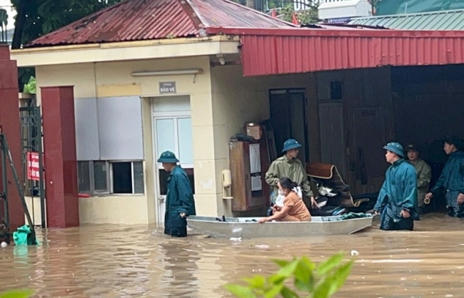 Phường Tây Mỗ huy động tổng lực giúp dân ứng phó ngập úng