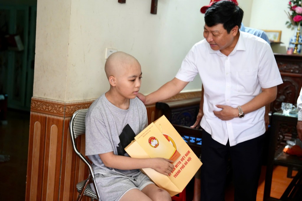 Phó Chủ tịch Ủy ban MTTQ TP Hà Nội Phạm Anh Tuấn tặng quà hội viên, đoàn viên hoàn cảnh khó khăn