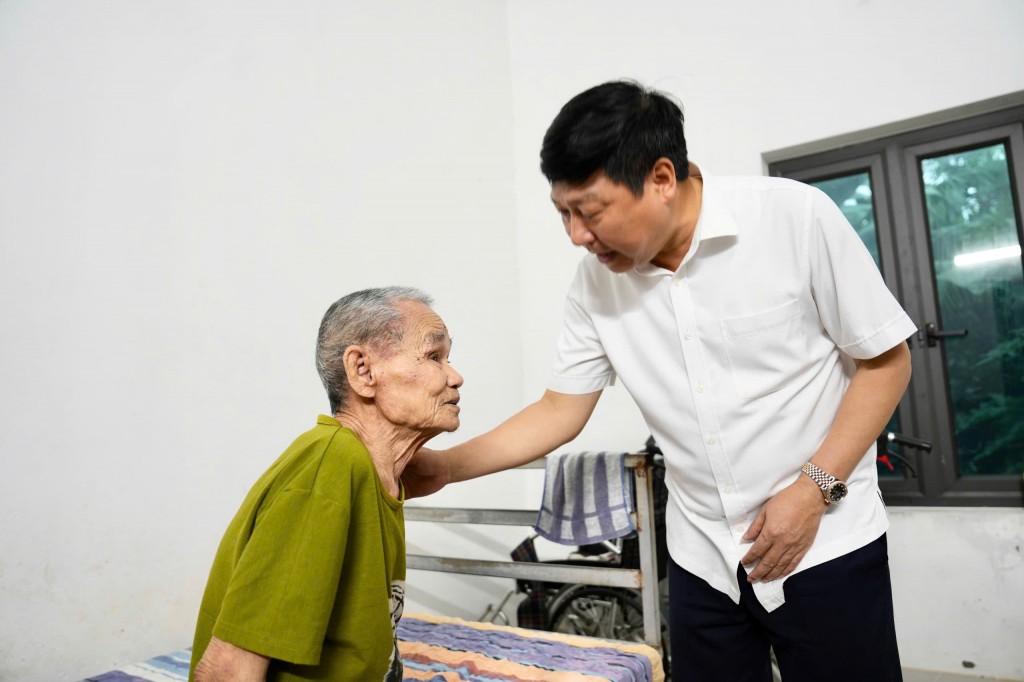 Phó Chủ tịch Ủy ban MTTQ Việt Nam TP Hà Nội tặng quà hội viên có hoàn cảnh khó khăn