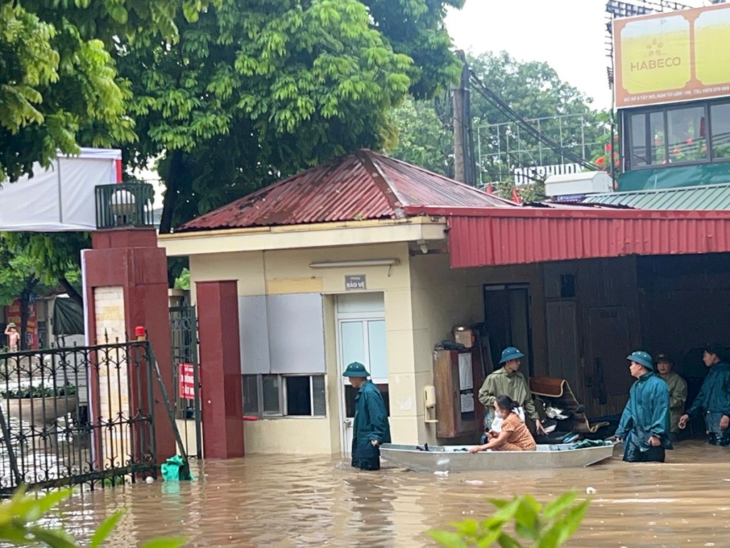 Các lực lượng phường Tây Mỗ khẩn trương hỗ trợ nhân dân ứng phó ngập úng Các lực lượng phường Tây Mỗ khẩn trương hỗ trợ nhân dân ứng phó ngập úng