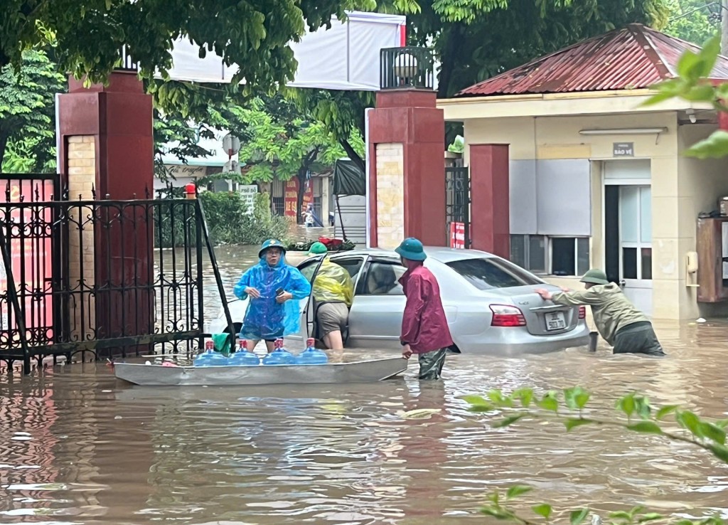 Hỗ trợ sơ tán dân, di chuyển tài sản, phương tiện lên nơi cao ráo Hỗ trợ sơ tán dân, di chuyển tài sản, phương tiện lên nơi cao ráo