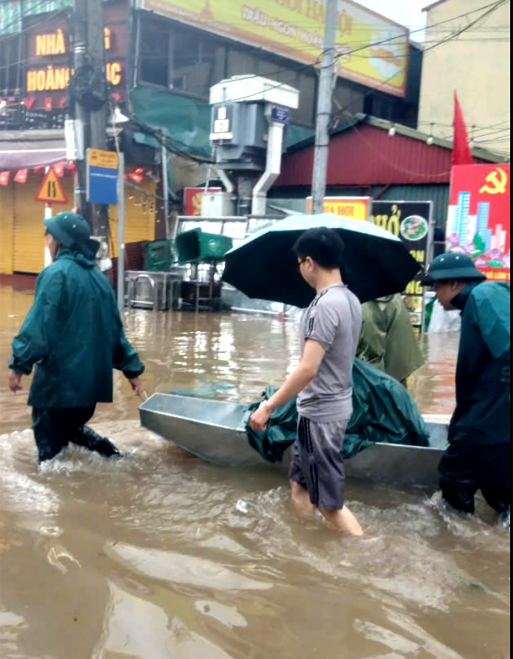 Phường Tây Mỗ huy động tổng lực giúp dân ứng phó ngập úng