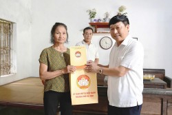 Phó Chủ tịch Ủy ban MTTQ Việt Nam TP Hà Nội tặng quà hội viên có hoàn cảnh khó khăn