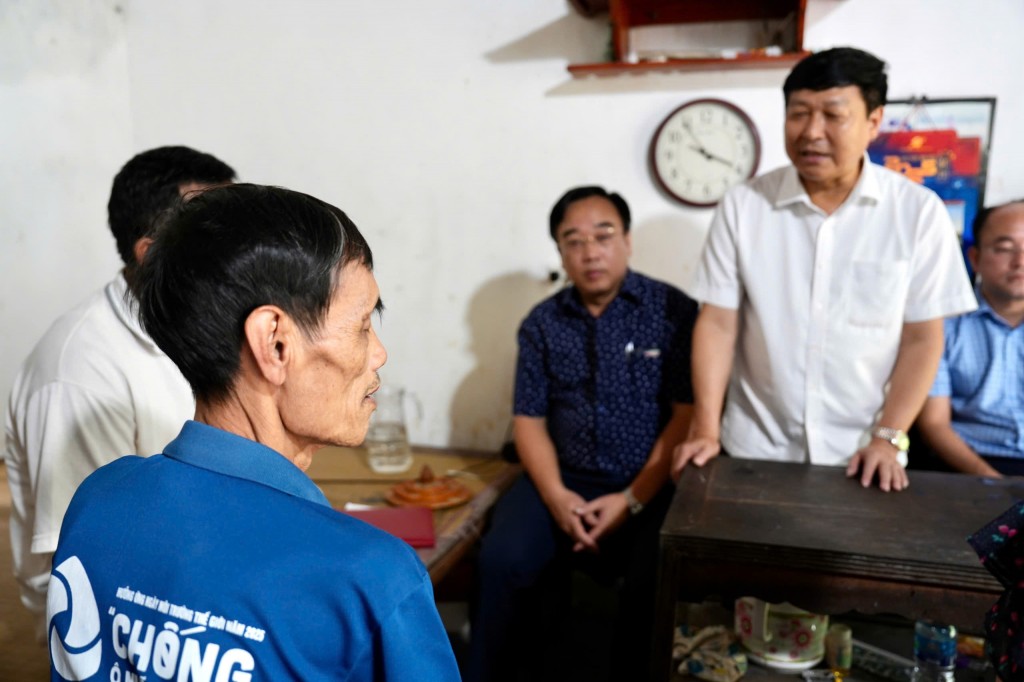 Phó Chủ tịch Ủy ban MTTQ Việt Nam TP Hà Nội tặng quà hội viên có hoàn cảnh khó khăn