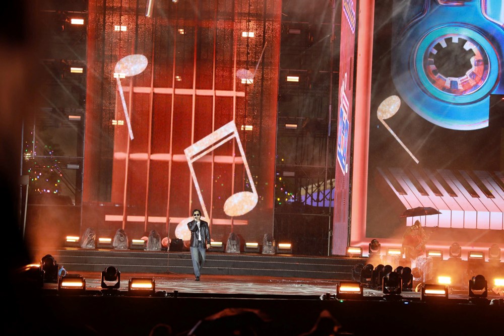“Việt Nam trong tôi”: concert bùng nổ dưới mưa