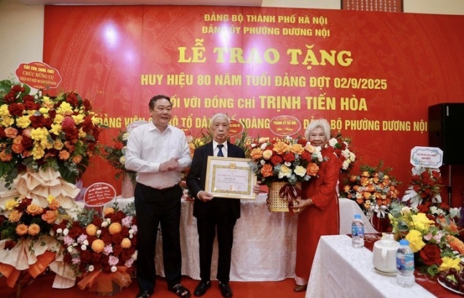 Trao tặng huy hiệu 80 năm tuổi Đảng cho đảng viên phường Dương Nội