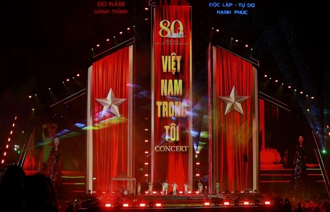 “Việt Nam trong tôi”: Concert bùng nổ dưới mưa