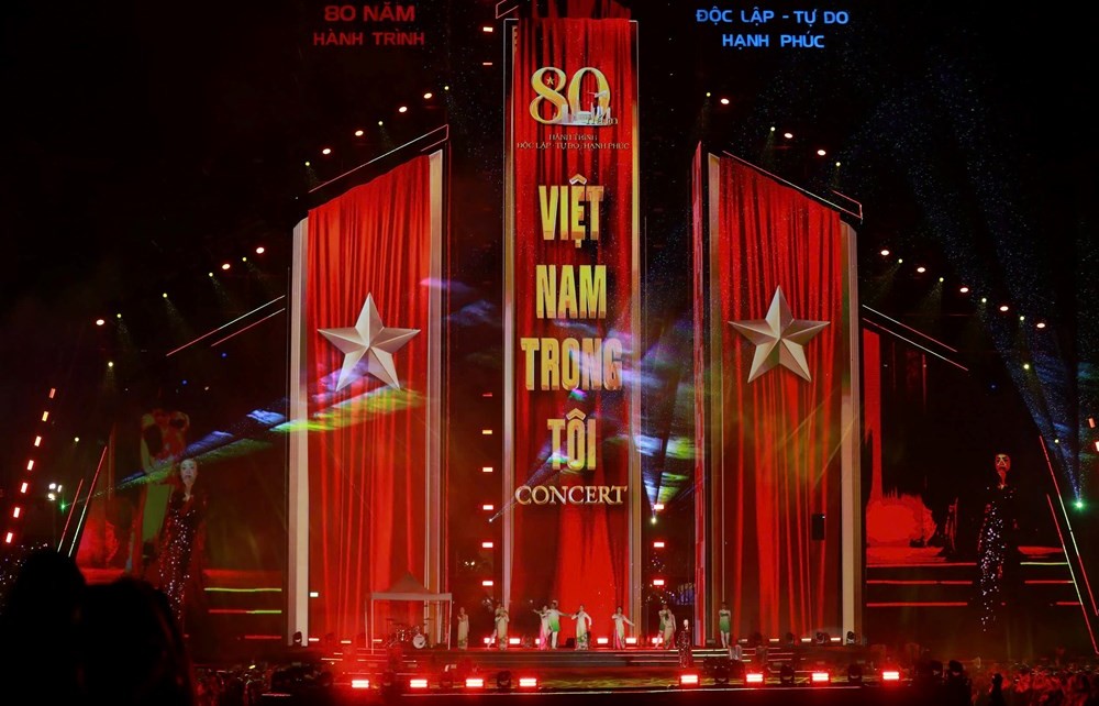 “Việt Nam trong tôi”: Concert bùng nổ dưới mưa