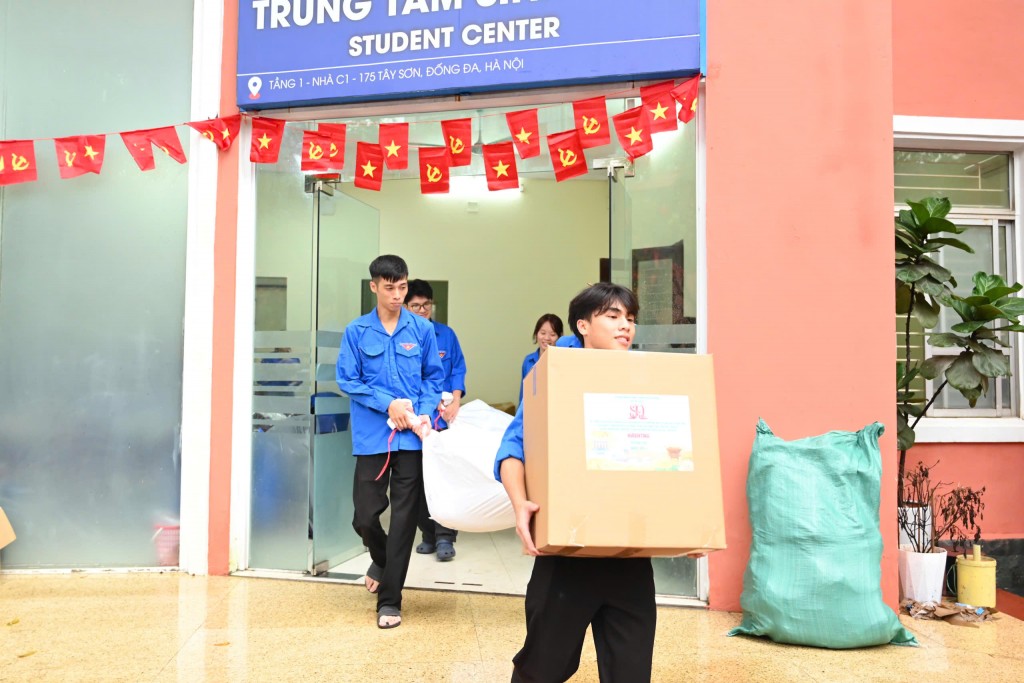 Đoàn viên, thanh niên Trường Đại học Thủy Lợi tất bật vận chuyển vật phẩm phục vụ 8.800 tình nguyện viên tham gia Đại lễ.