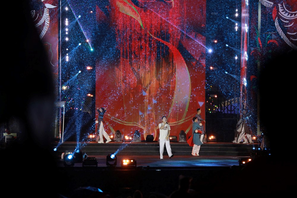 “Việt Nam trong tôi”: concert bùng nổ dưới mưa