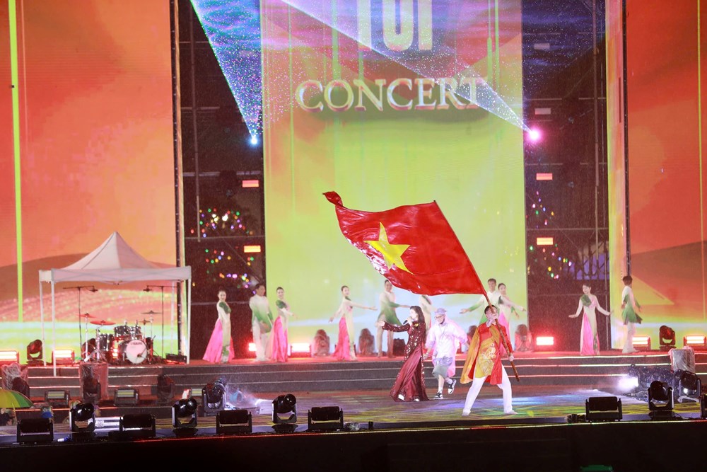 “Việt Nam trong tôi”: concert bùng nổ dưới mưa