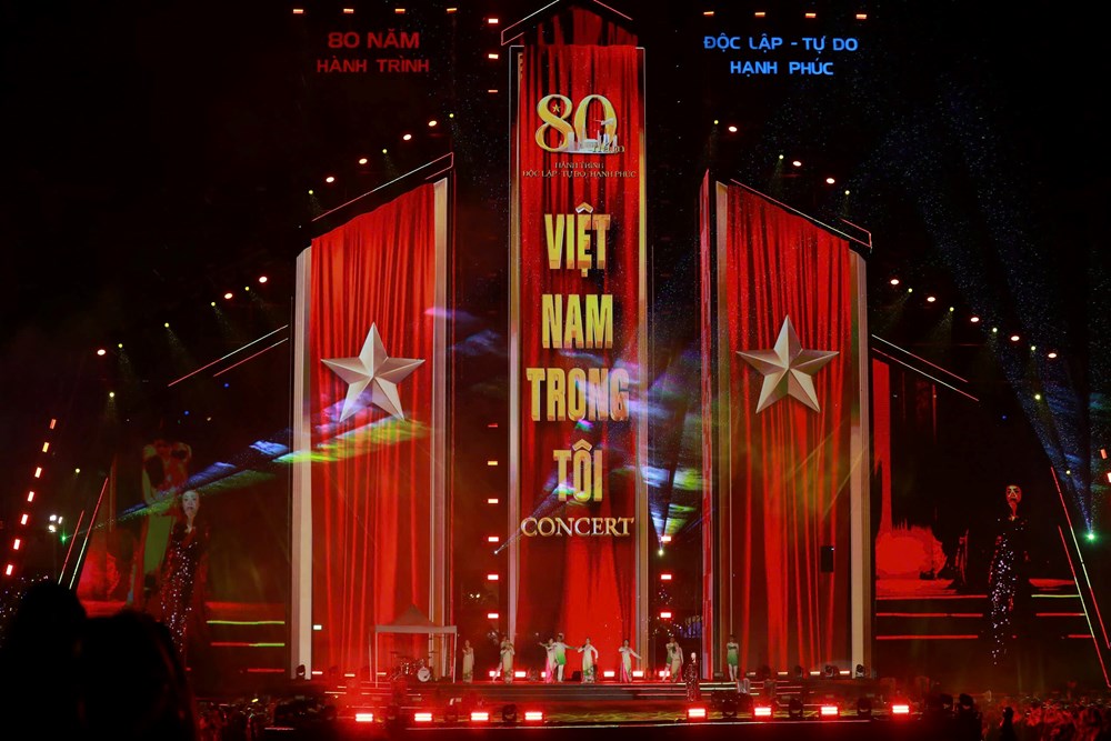 “Việt Nam trong tôi”: concert bùng nổ dưới mưa