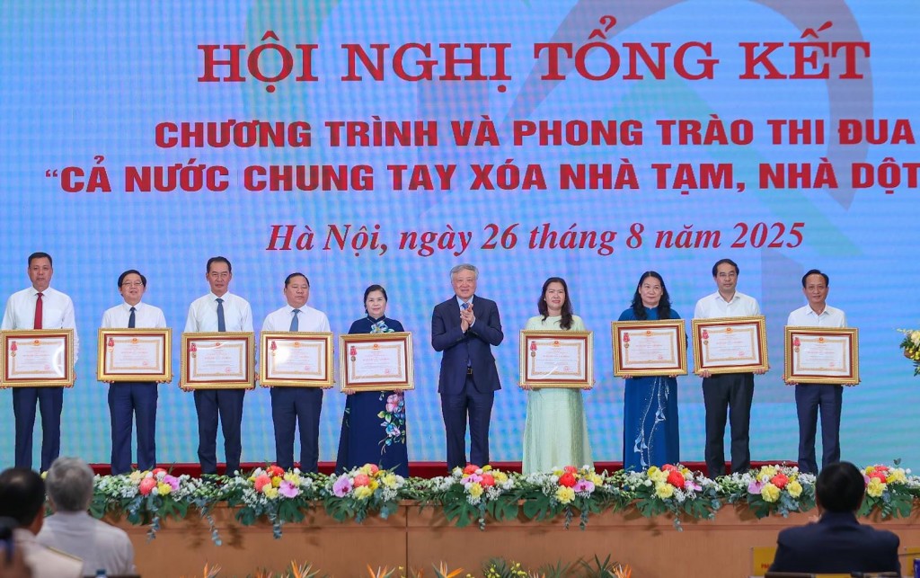 Chủ tịch nước trao Huân chương Lao động hạng Ba cho Cần Thơ và Cà Mau ghi nhận những thành tích xuất sắc trong Chương trình xóa nhà tạm, nhà dột nát