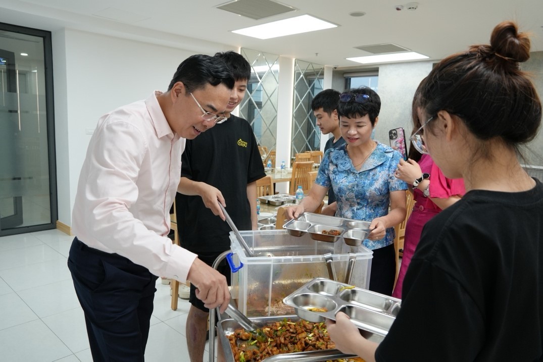 Ban Chấp hành Công đoàn CIC cùng tham gia chuẩn bị bữa cơm