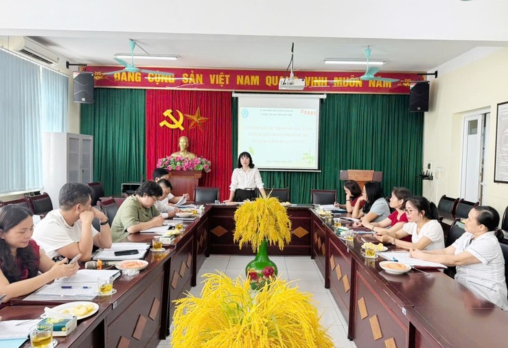 Đoàn giám sát làm việc tại trường Tiểu học Trần Quốc Toản
