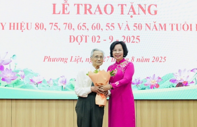 245 đảng viên phường Phương Liệt được trao tặng Huy hiệu Đảng
