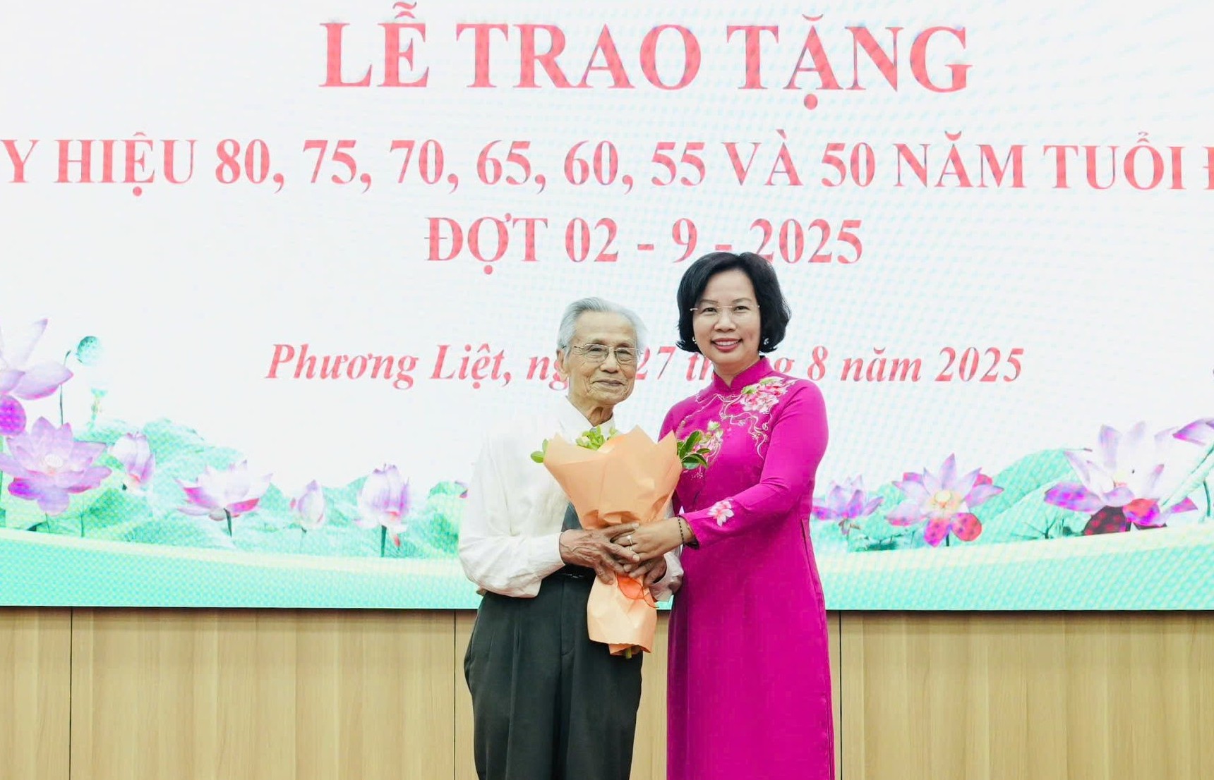 245 đảng viên phường Phương Liệt được trao tặng Huy hiệu Đảng