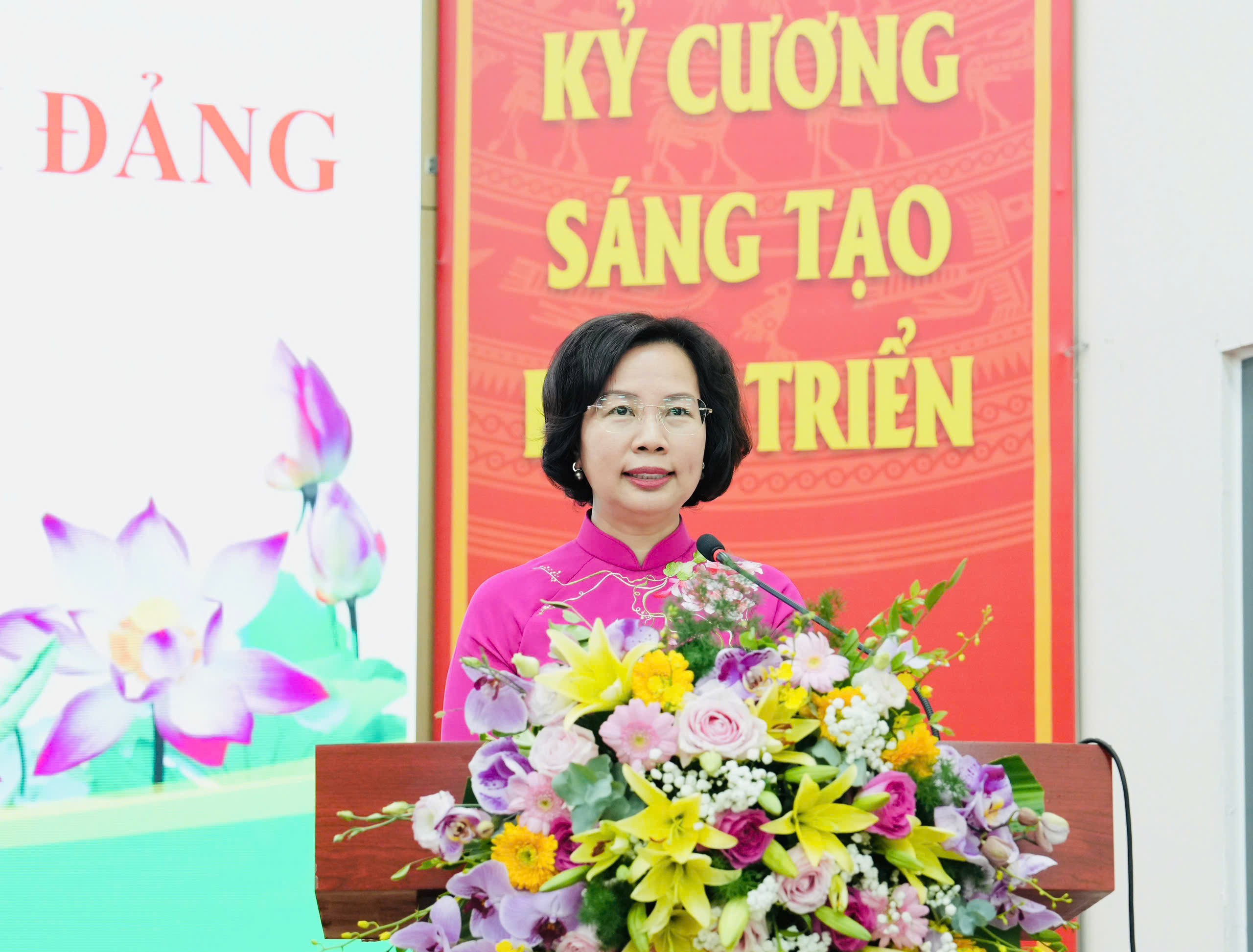 Ủy viên Ban Thường vụ Thành ủy, Phó Chủ tịch Thường trực Ủy ban MTTQ Việt Nam TP Hà Nội Bùi Huyền Mai phát biểu tại lễ trao Huy hiệu Đảng