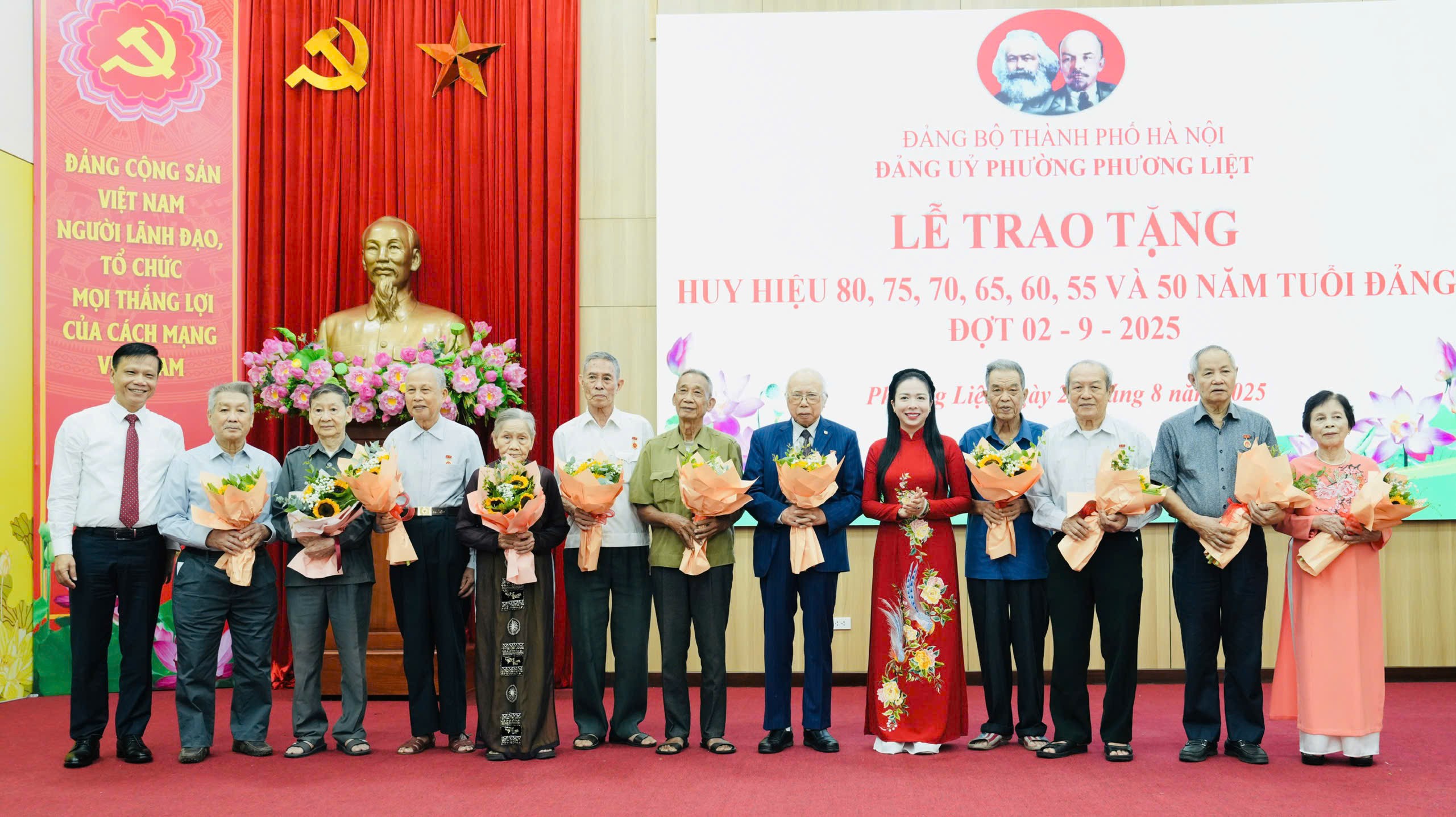 Các đồng chí Thường trực Đảng ủy phường Phương Liệt trao Huy hiệu Đảng tặng các đảng viên lão thành