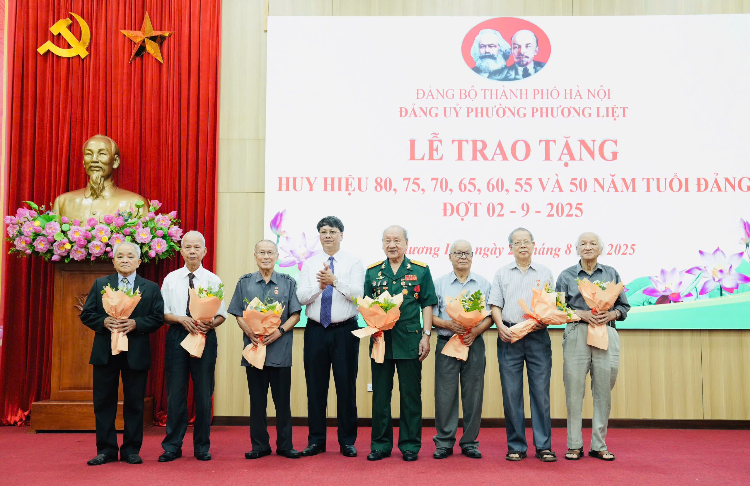 Bí thư Đảng ủy, Chủ tịch HĐND phường Phương Liệt Nguyễn Minh Tiến trao Huy hiệu Đảng tặng các đảng viên lão thành