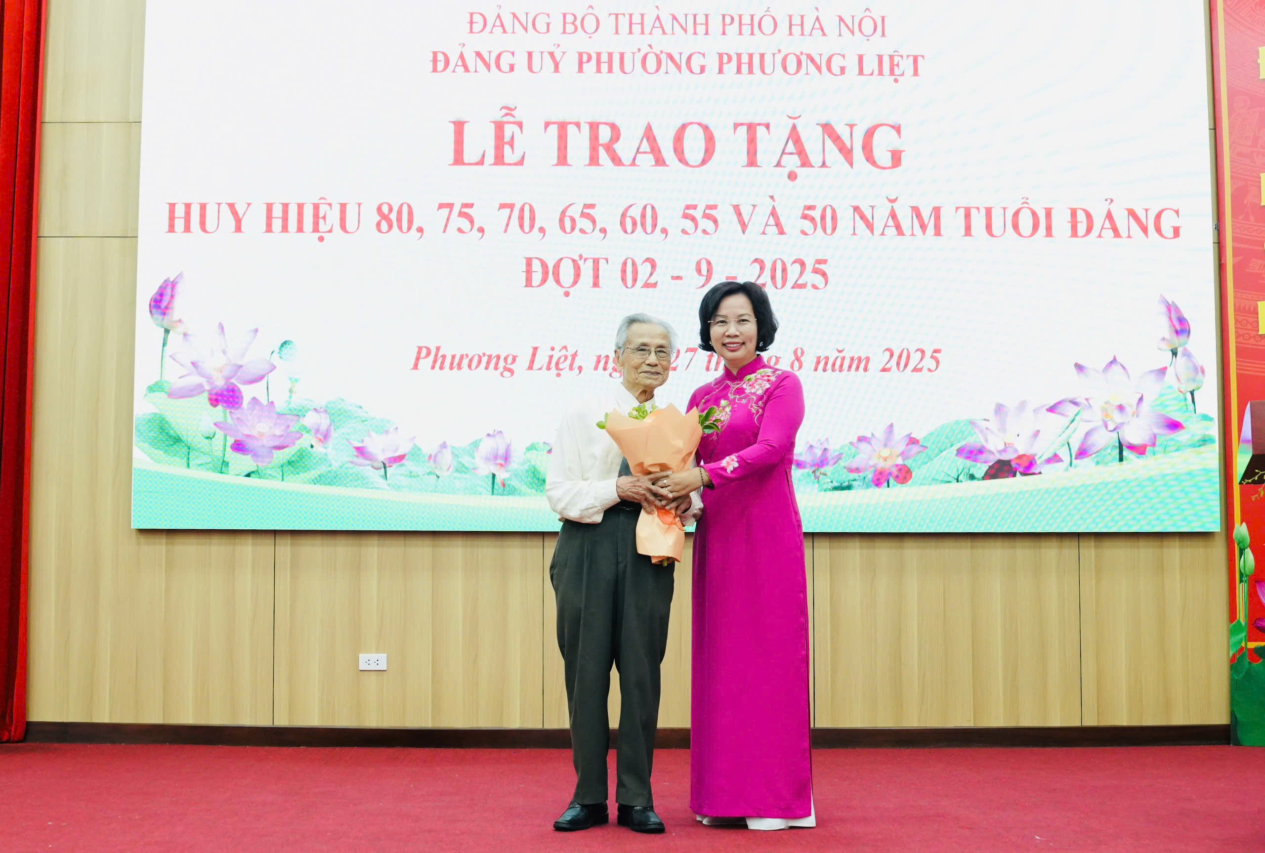 Ủy viên Ban Thường vụ Thành ủy, Phó Chủ tịch Thường trực Ủy ban MTTQ Việt Nam TP Hà Nội Bùi Huyền Mai trao Huy hiệu Đảng tặng các đảng viên lão thành