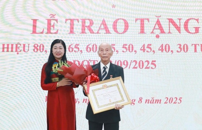 128 đảng viên phường Vĩnh Tuy nhận Huy hiệu Đảng đợt 2/9