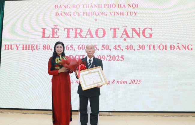 128 đảng viên phường Vĩnh Tuy nhận Huy hiệu Đảng đợt 2/9