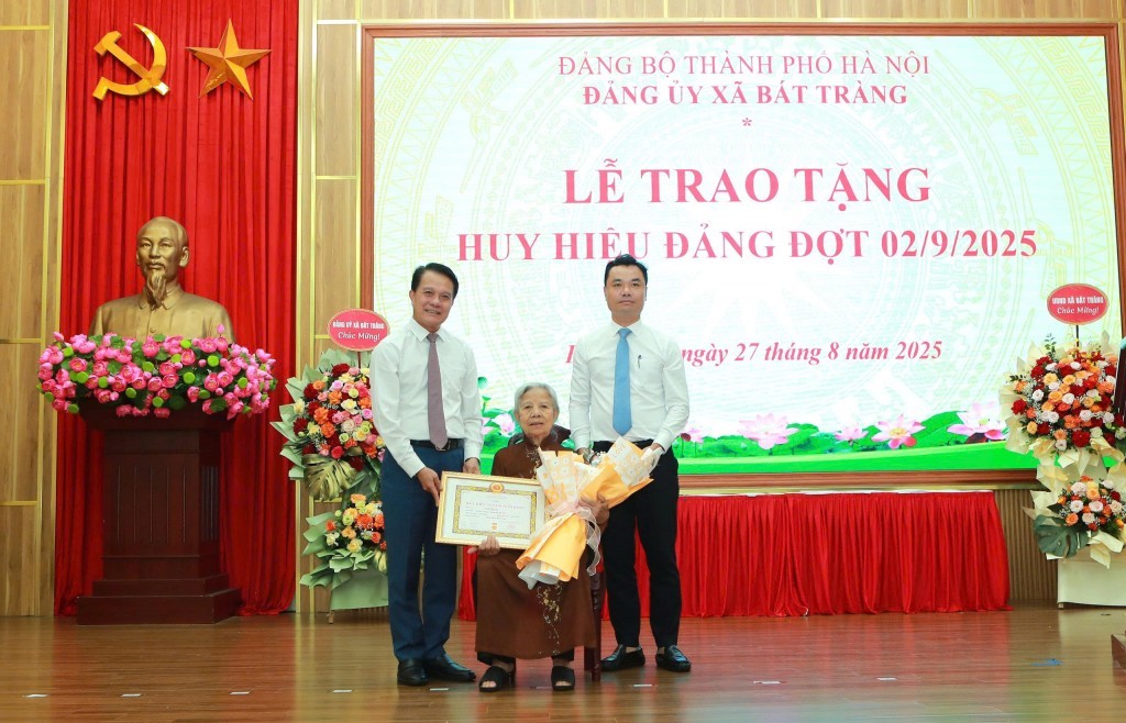 Xã Bát Tràng trao Huy hiệu Đảng tặng 40 đảng viên đợt 2/9