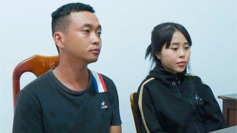 Hai đối tượng Nguyễn Thị Hương và Trần Ngọc Công tại cơ quan Công an