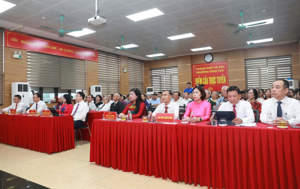 128 đảng viên phường Vĩnh Tuy nhận Huy hiệu Đảng đợt 2/9