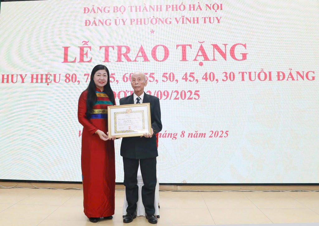 128 đảng viên phường Vĩnh Tuy nhận Huy hiệu Đảng đợt 2/9