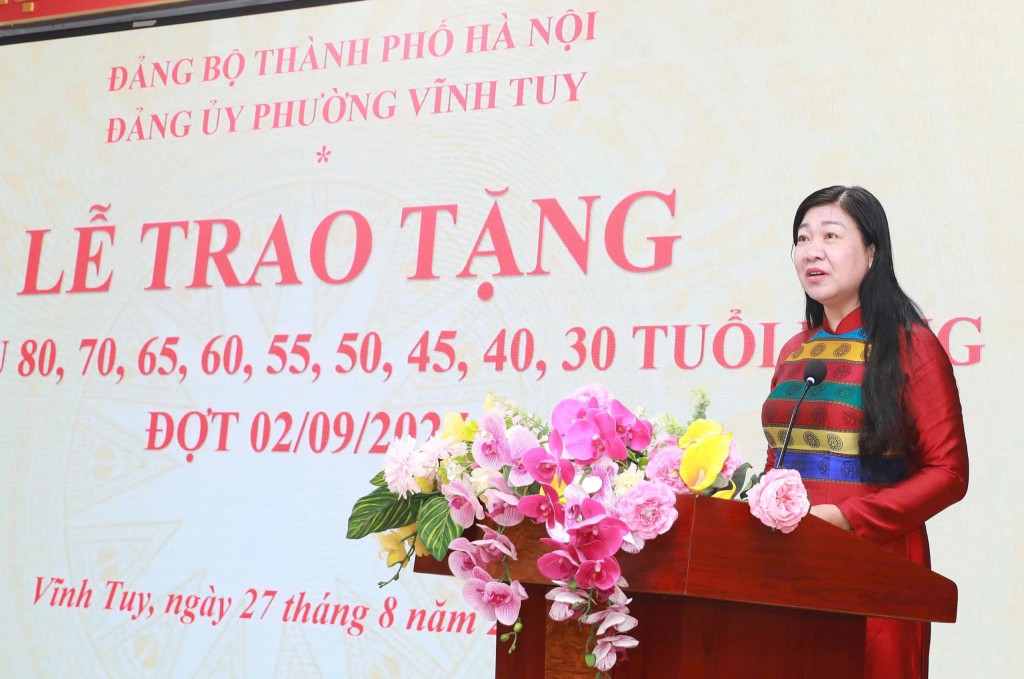 128 đảng viên phường Vĩnh Tuy nhận Huy hiệu Đảng đợt 2/9