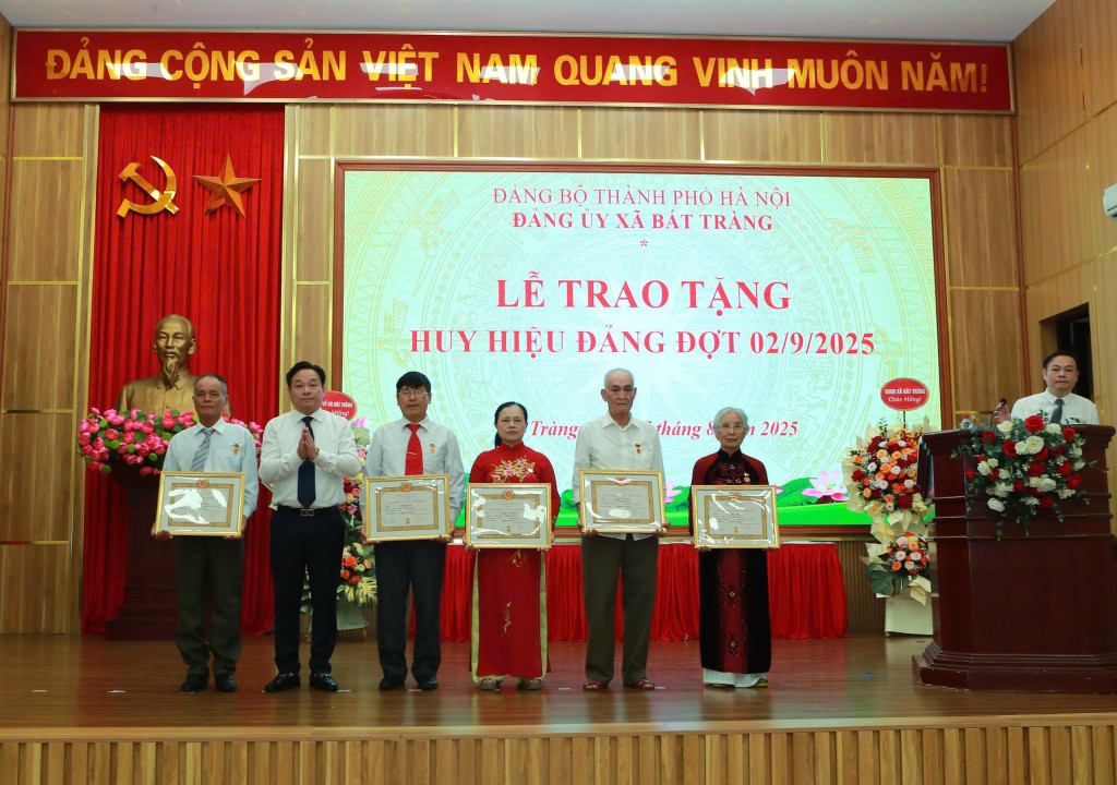 Xã Bát Tràng trao Huy hiệu Đảng tặng 40 đảng viên đợt 2/9