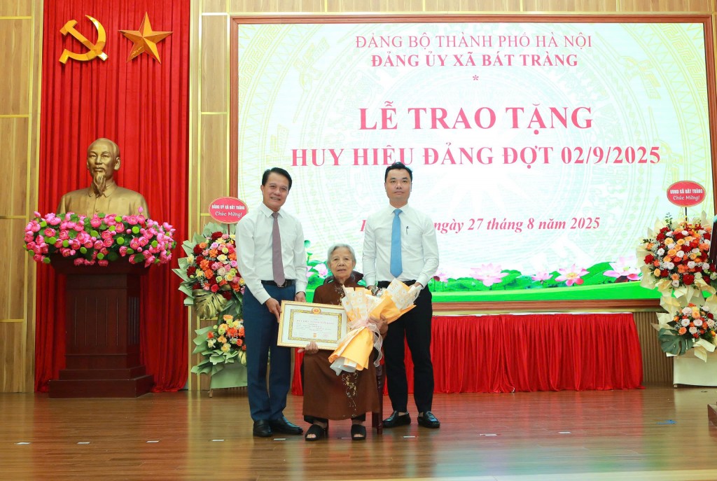 Xã Bát Tràng trao Huy hiệu Đảng tặng 40 đảng viên đợt 2/9