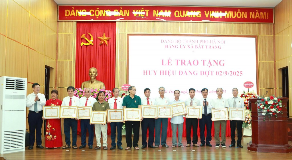 Xã Bát Tràng trao Huy hiệu Đảng tặng 40 đảng viên đợt 2/9