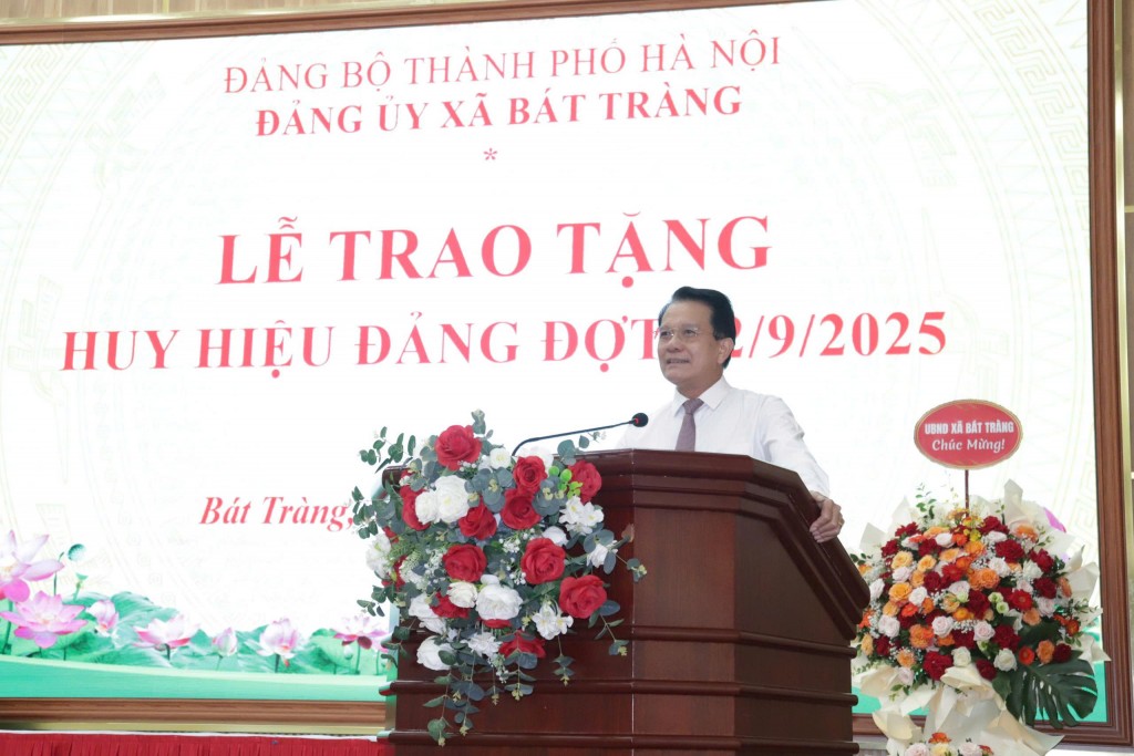 Xã Bát Tràng trao Huy hiệu Đảng tặng 40 đảng viên đợt 2/9