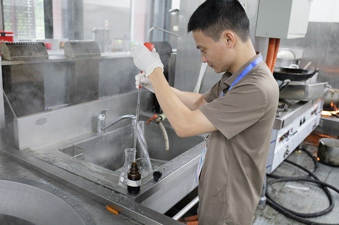 Kiểm tra và lấy mẫu nước tại vòi bếp của Trung tâm Hội nghị Quốc Gia