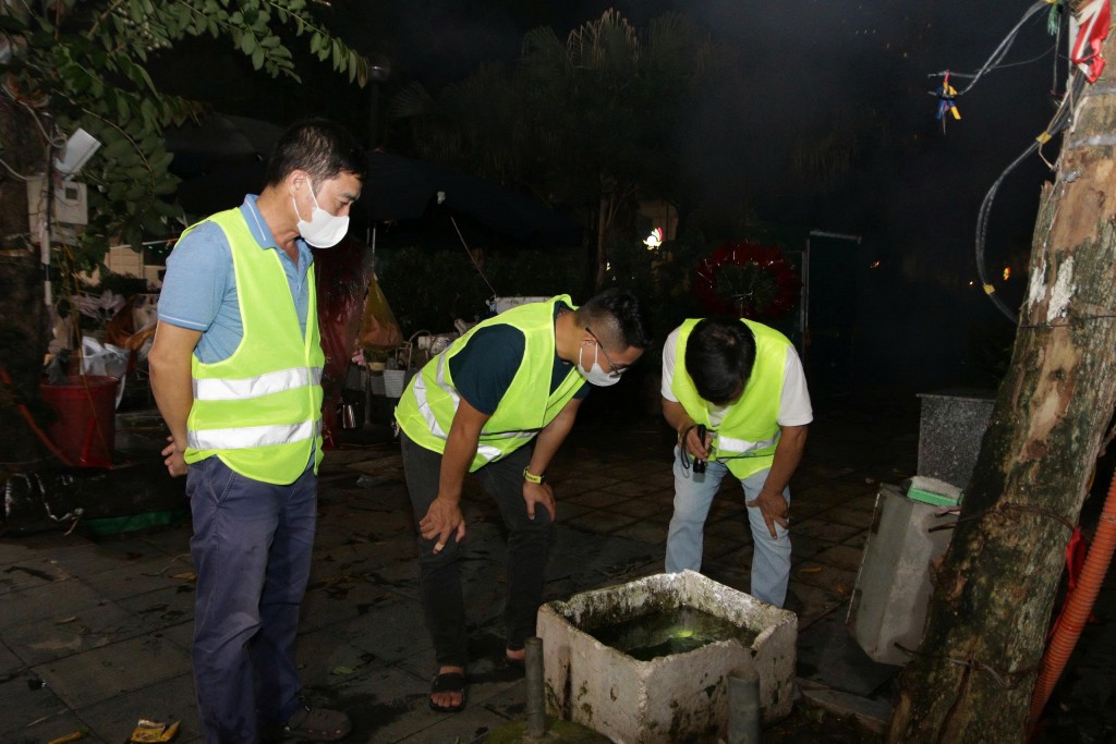 cán bộ CDC Hà Nội còn kiểm tra dụng cụ chứa nước tại khu vực công cộng phòng bệnh sốt xuất huyết.