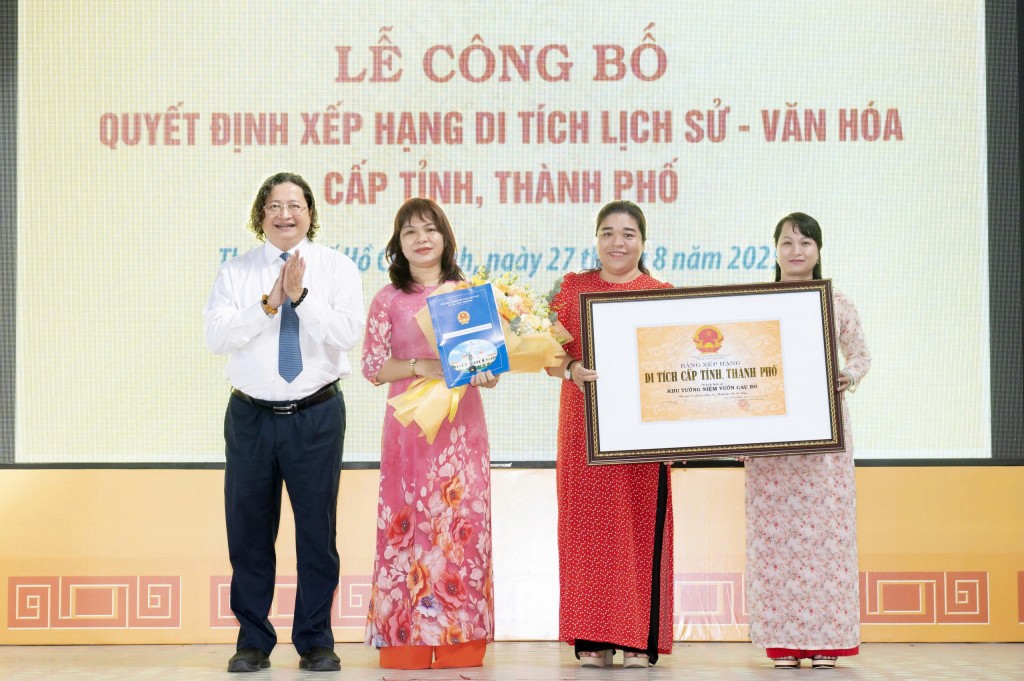 Trao bằng xếp hạng di tích cho các đơn vị, địa phương nơi có công trình, địa điểm vừa được xếp hạng