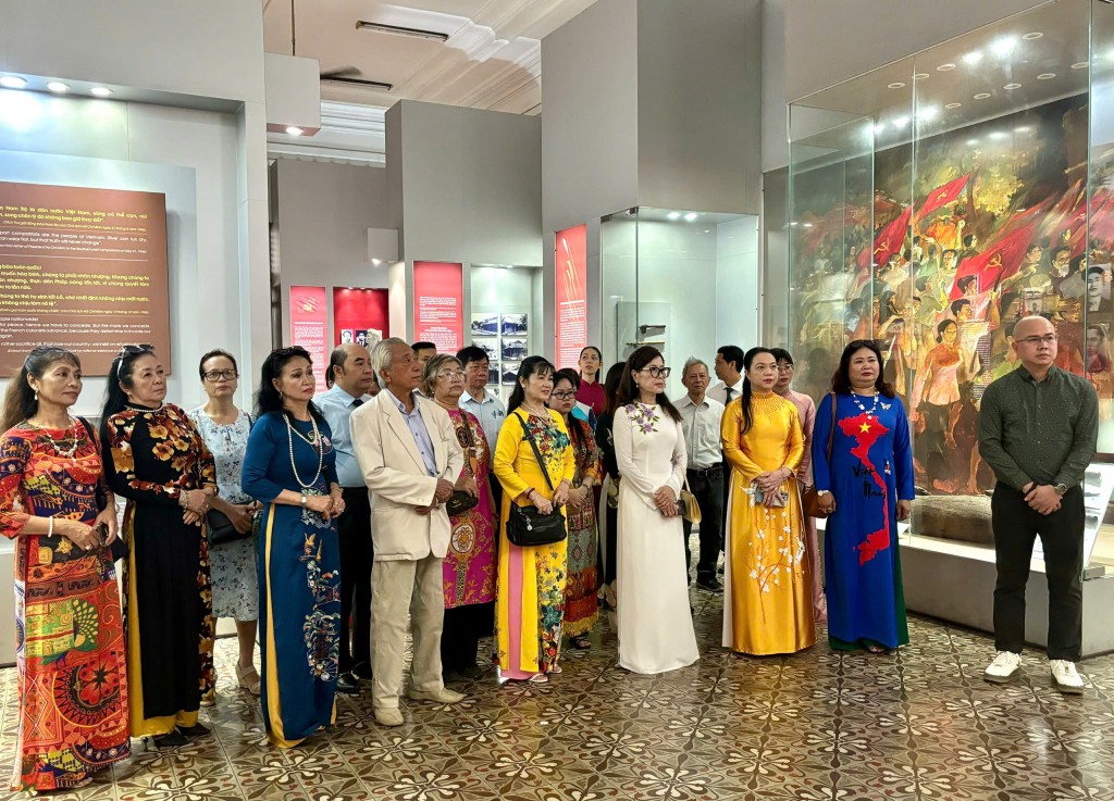 Kiều bào tham quan Bảo tàng