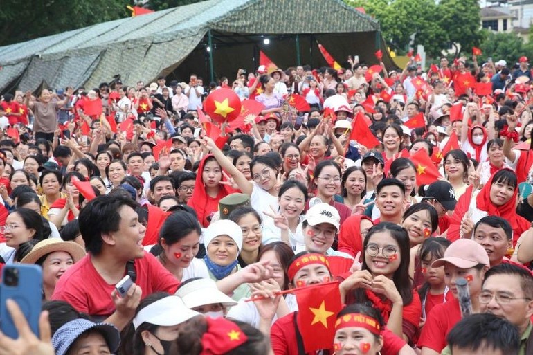 Người dân háo hức trước giờ tổng hợp luyện diễu binh