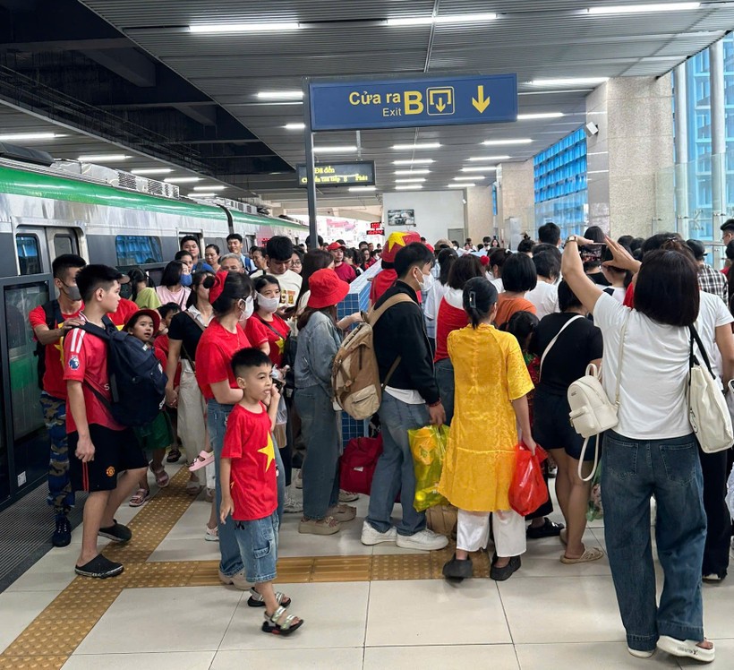 Tăng chuyến, kéo dài thời gian hoạt động nhiều tuyến buýt và metro