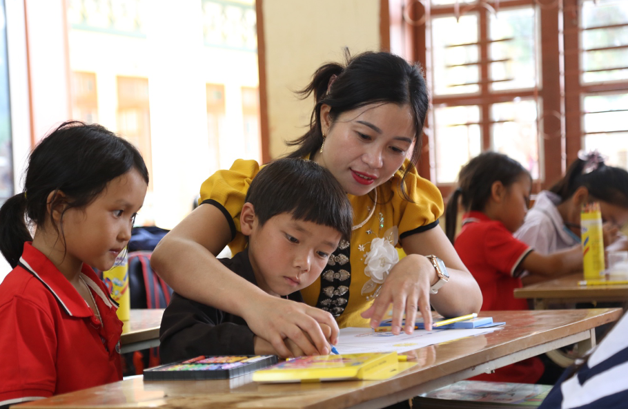 Cô giáo vùng cao cùng các em học sinh